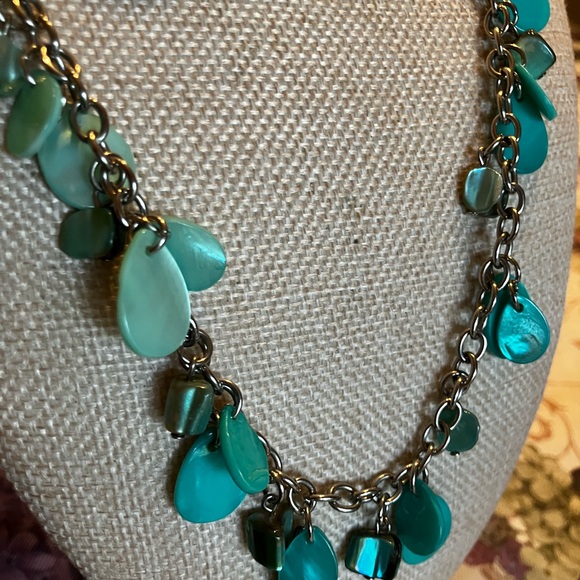 MOTHER OF PEARL DYED DISCS ON A LONG SILVER TONE CHAIN. - Picture 7 of 7